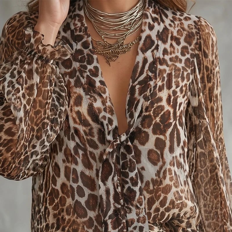 🌸🍃👕 V-Neck Leopard Top – Classic print. everyday comfort.