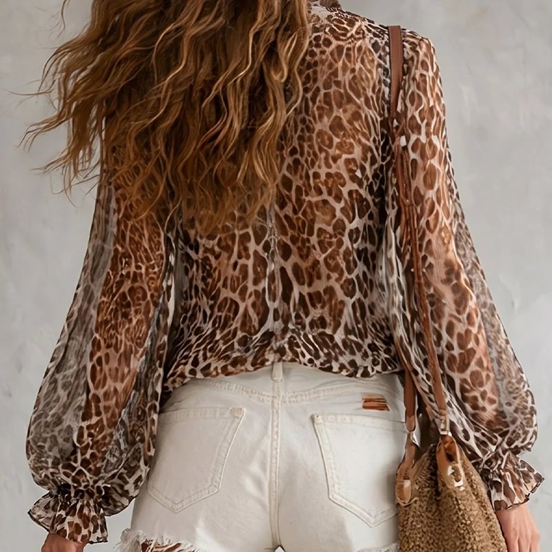 🌸🍃👕 V-Neck Leopard Top – Classic print. everyday comfort.
